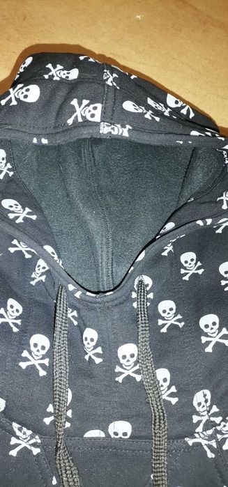 Худи / суичер черно на черепчета "На тъмно"