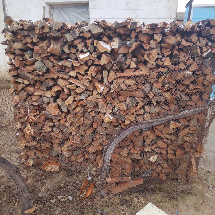 Утин дрова кесилган йорилган