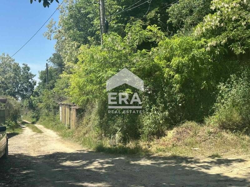 Урегулиран поземлен имот за продажба, с две едноетажни законни сгради,