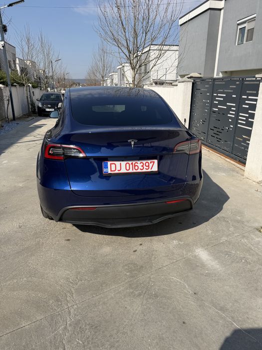 Tesla Model Y 2024