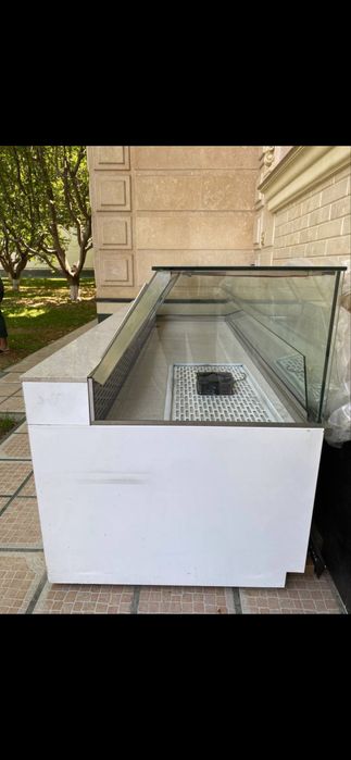 Витрина холодильник сотилади.