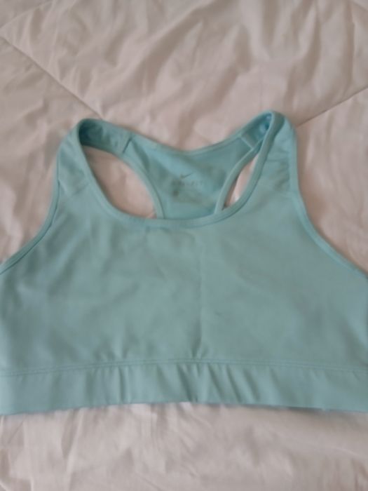 Bustiera Nike și Adidas