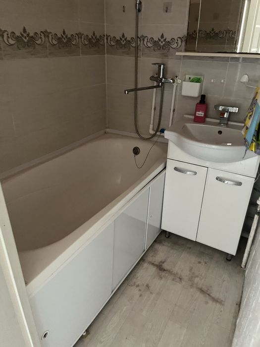 Сдам двух ком кв находиться по Б-Момышулы  .