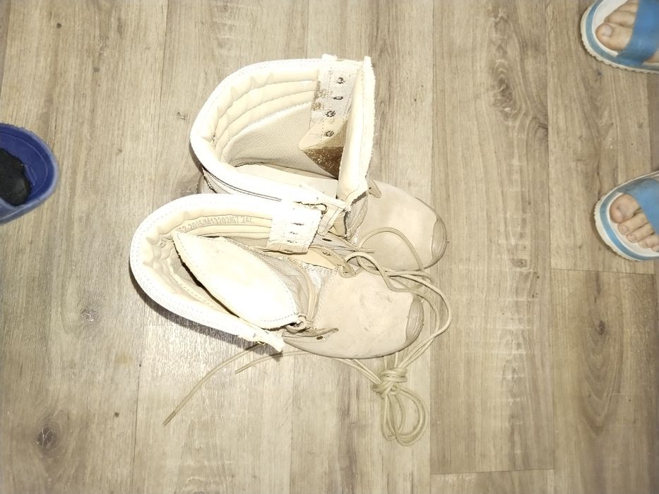 Продам берцы бежевые новый