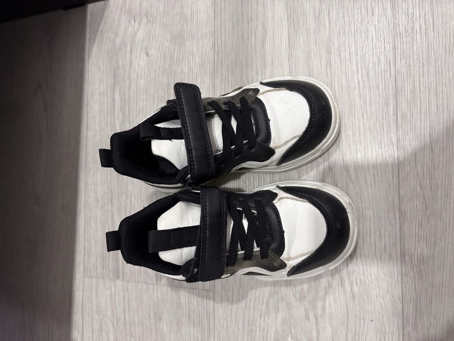 Кроссовки детские 28р