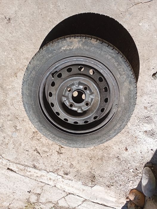 Продавам пет джанти с три зимни гуми 14 цола за Нисан Примера 2.