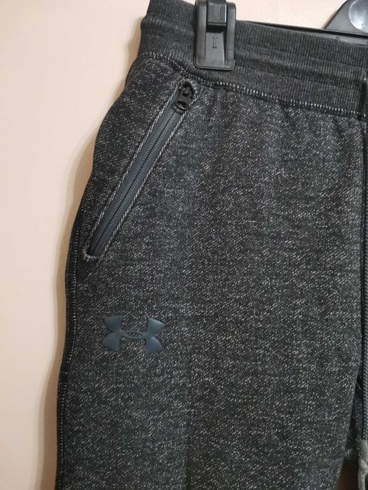 Долнището и горнище UNDER Armour.