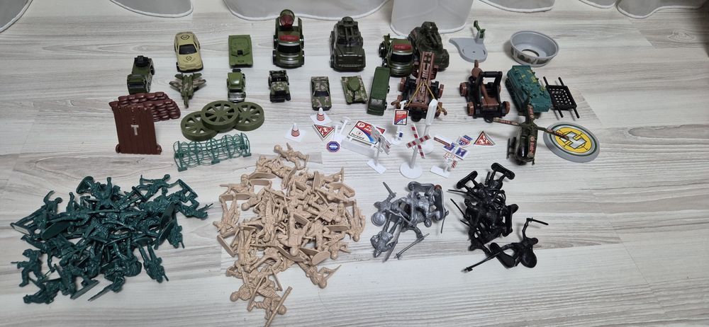 Vand set figurine soldatei si masinute de  armata