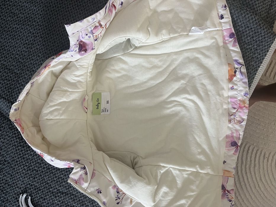 Продам осень весна куртку на девочку