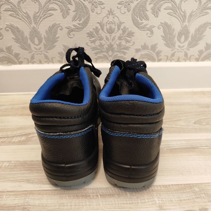 Продам  спец обувь