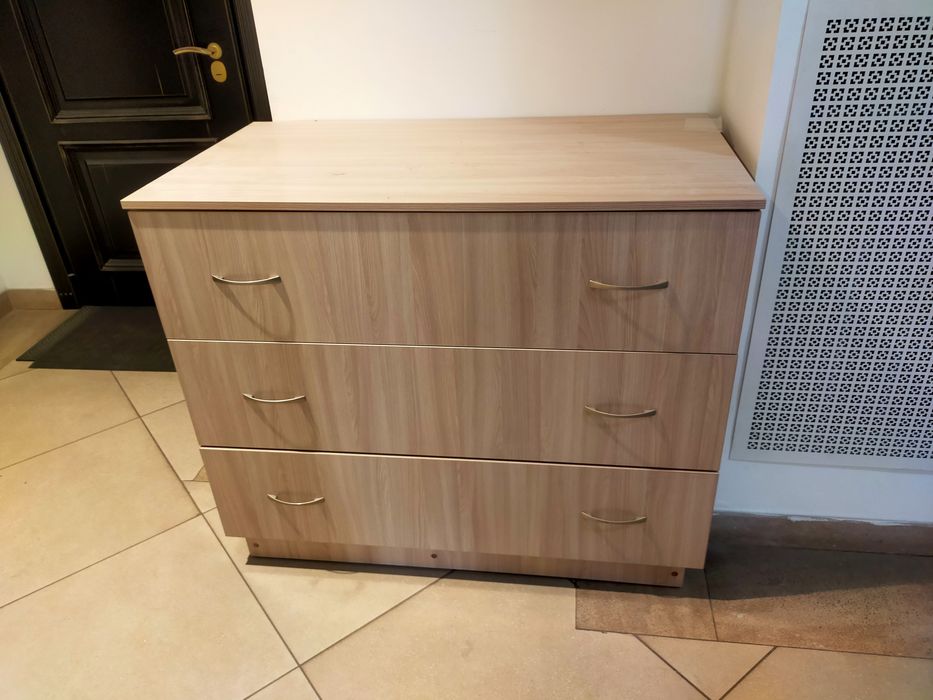 Продам двери стеклянные,и камод.