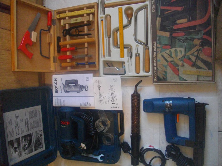 Нов к-т ръчни инструменти Ел. Такер AEG Фреза BOSCH Лепачка Пластмаса