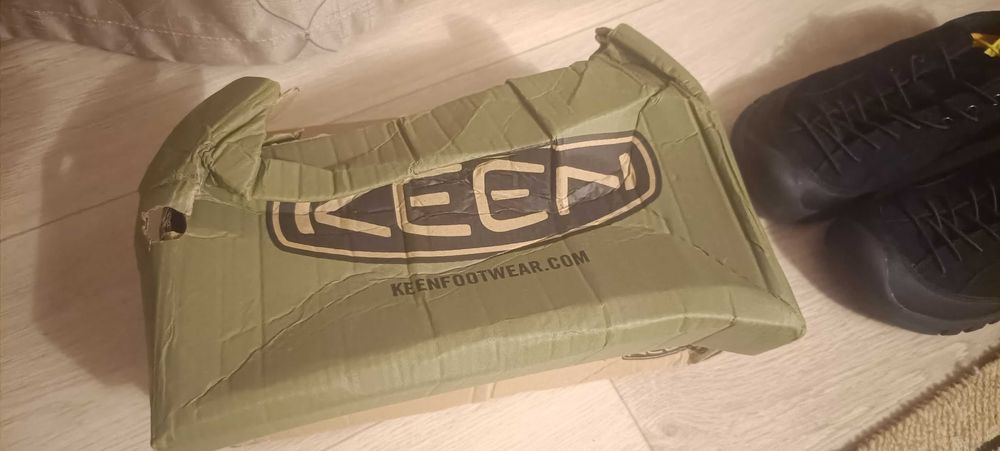 Продам кроссовки KEEN