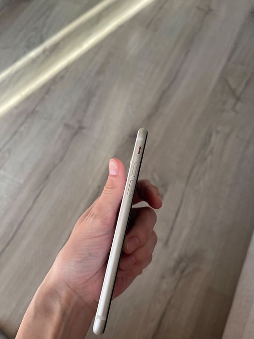 Продам iphone SE в хоршем состоянии