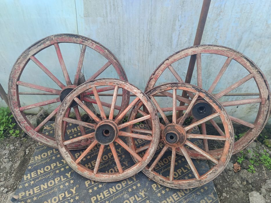 Автентични колела от каруца .
