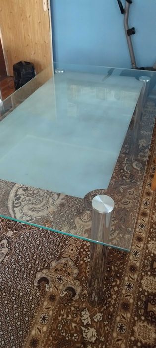 Стъклена маса за хранене