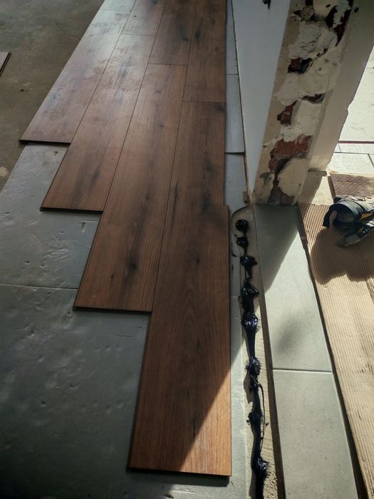 Професионален монтаж на паркет и первази