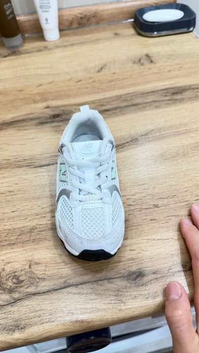 Правый кроссовок New Balance