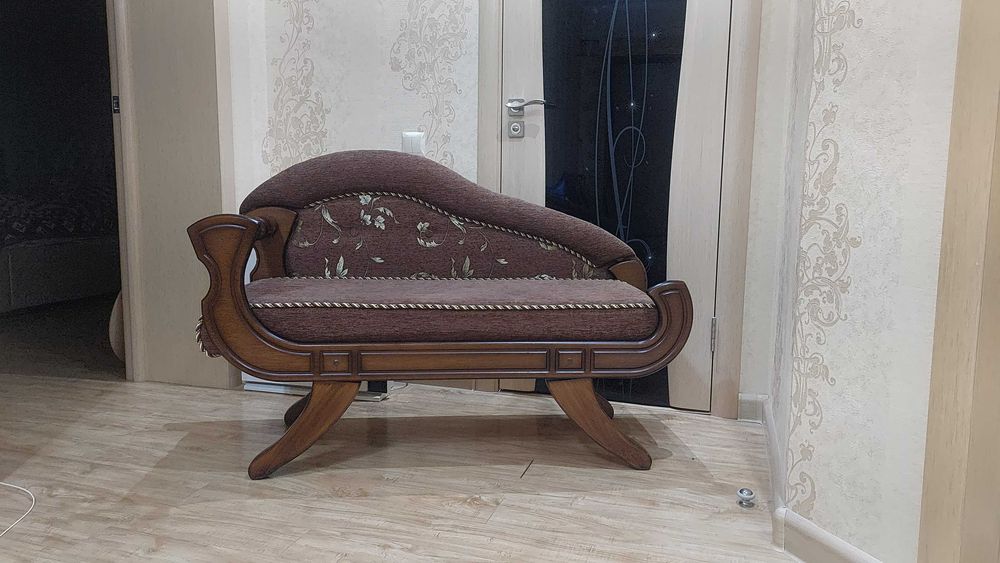 Пуфик резной в отличном состоянии