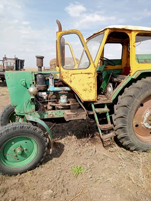 Подам  два  ЮМЗ 6