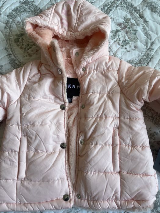 Детко яке DKNY цеят праскова за 2 години момиче