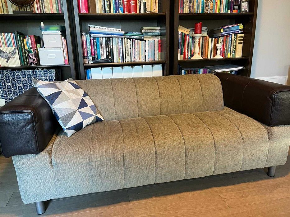 Vand canapea 2 locuri , manere imbracte in piele