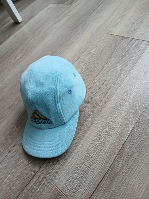 Бебешка шапка с козирка Adidas 1-2 години