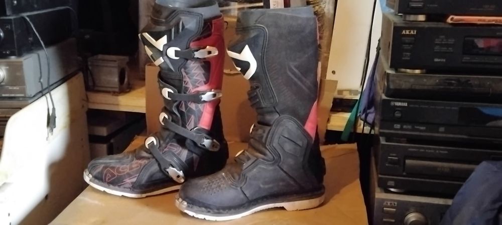 Мотоциклетна екипировка (боти,шлем)