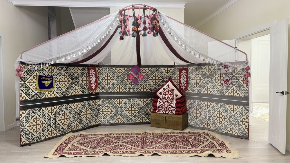 жарты киiз үйі бар