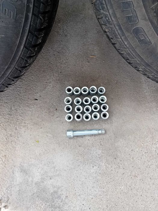 Vind jante Suzuki R15 AEZ si 4 cauciucuri Bridgestone