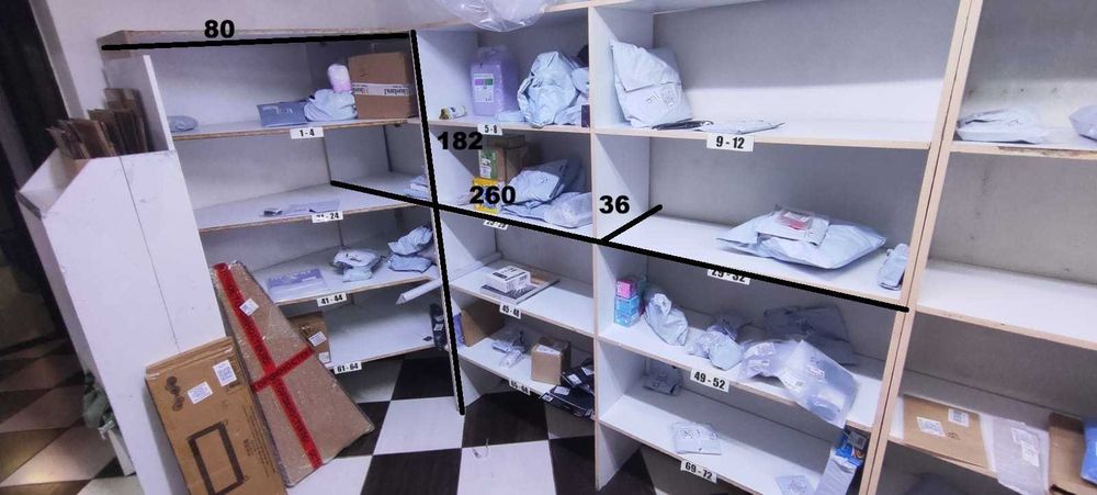 деревянные стеллажи с полками