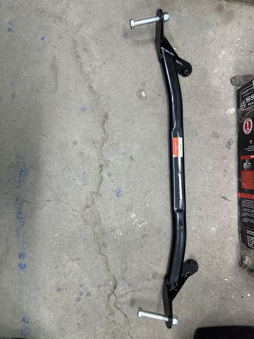 Продам нижнию распорку на приору автопродукт