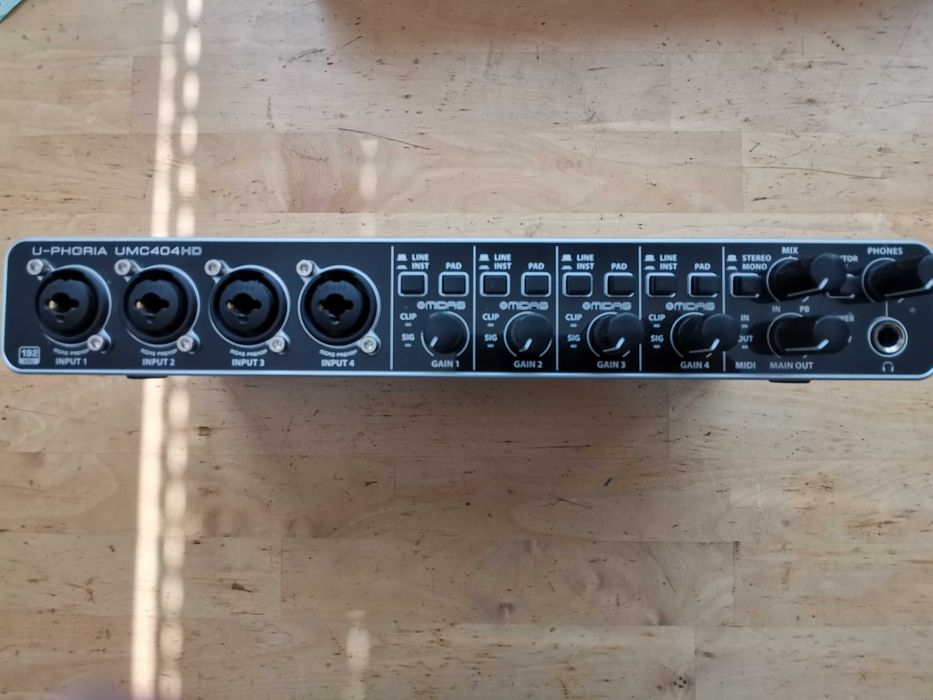 Behringer U-Phoria UMC204HD USB аудио интерфейс