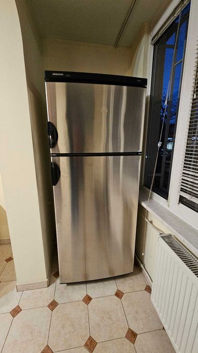 Продавам голям хладилник с фризер Liebherr.