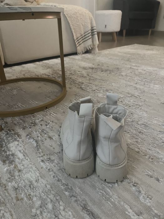 Продам зимние ботинки женские