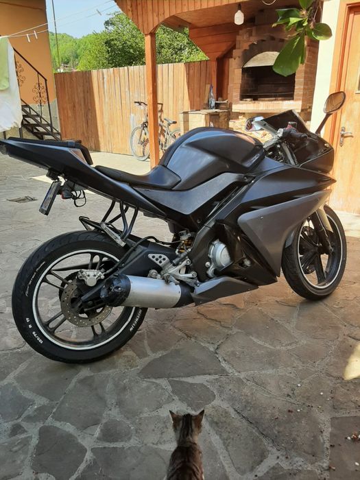 Yamaha YZF r125.