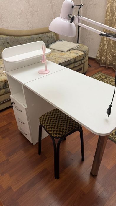 Маникюрный стол срочно