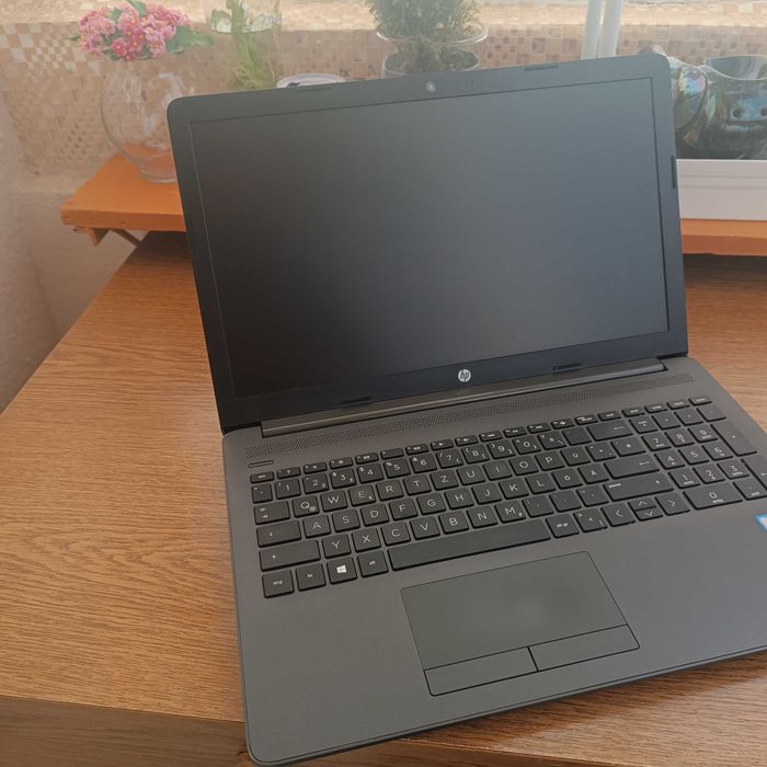 Laptop HP..i3  gen 8 SI SSD. fhd