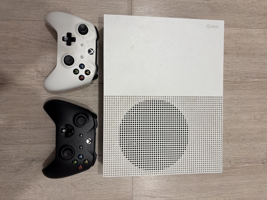 X box one с двумя контроллерами