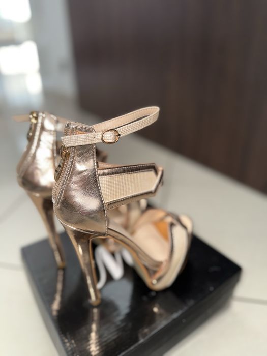 Sandale cu toc mărimea 36