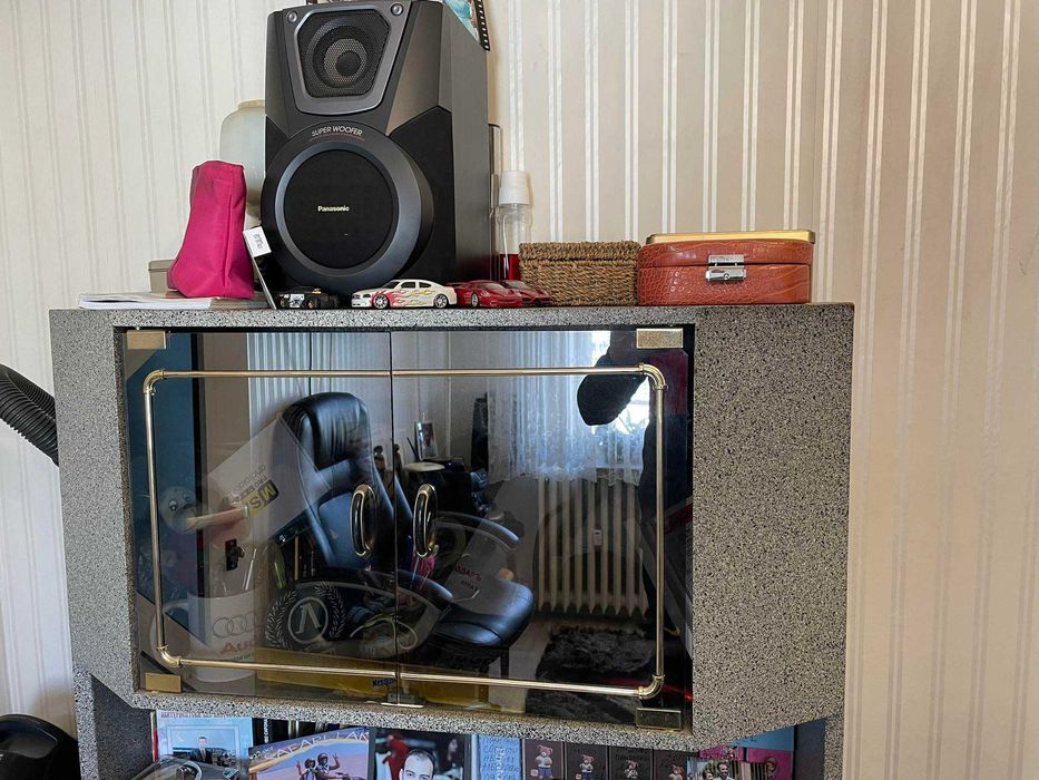 секция със стъклени вратички