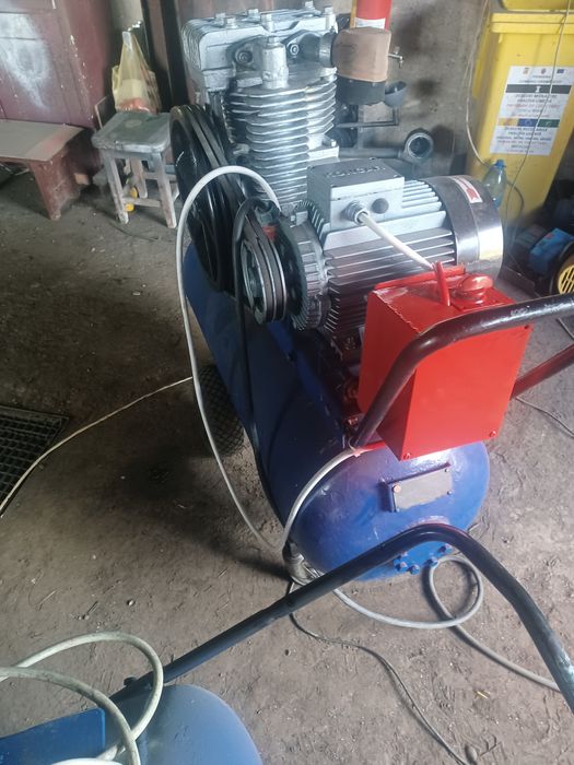 Două compresoare, butelii de 140 litri, motoare trifazate de 3 și 4 KW