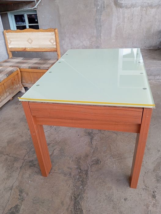 Стол очень хорошим состоянием