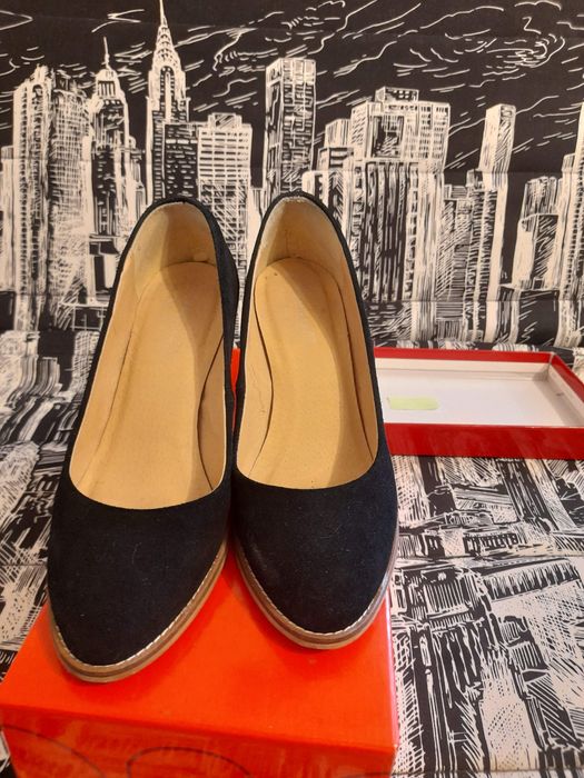 Pantofi noi, piele intoarsa