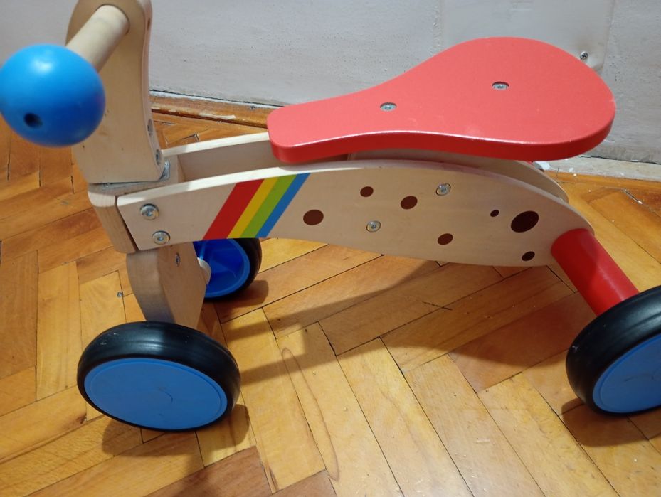 Tricicleta copiii utilizata prin casa de cateva ori