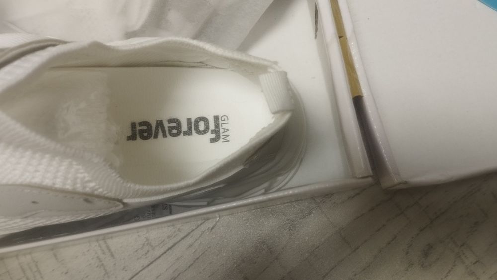 продаю спортивные кроссовки