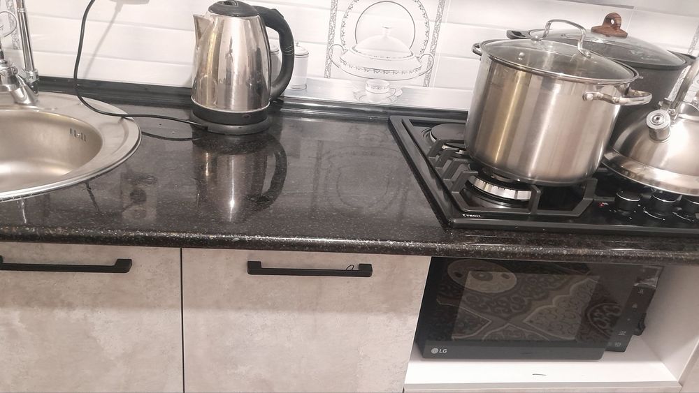 Yangi qurilgan uydan ijaraga xonadon bor. Qarshi shahri markazida.