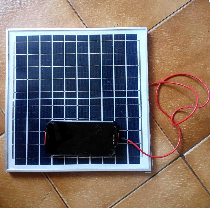 Соларно зарядно 5V DC за мобилни устройства.