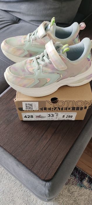 Продам кроссовки на девочку