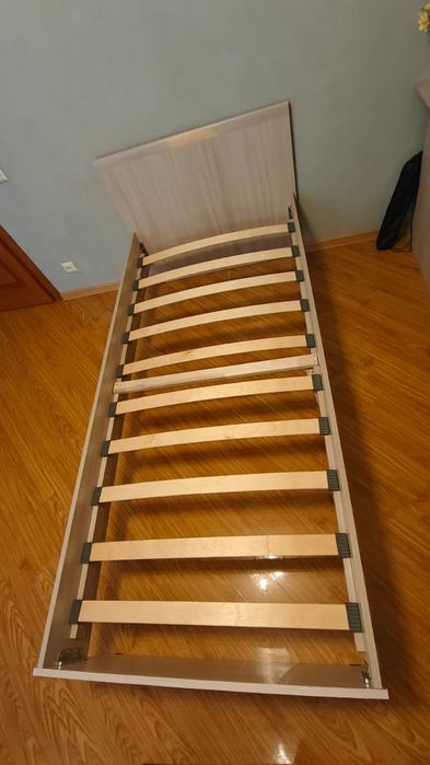 Односпальная кровать с матрасом